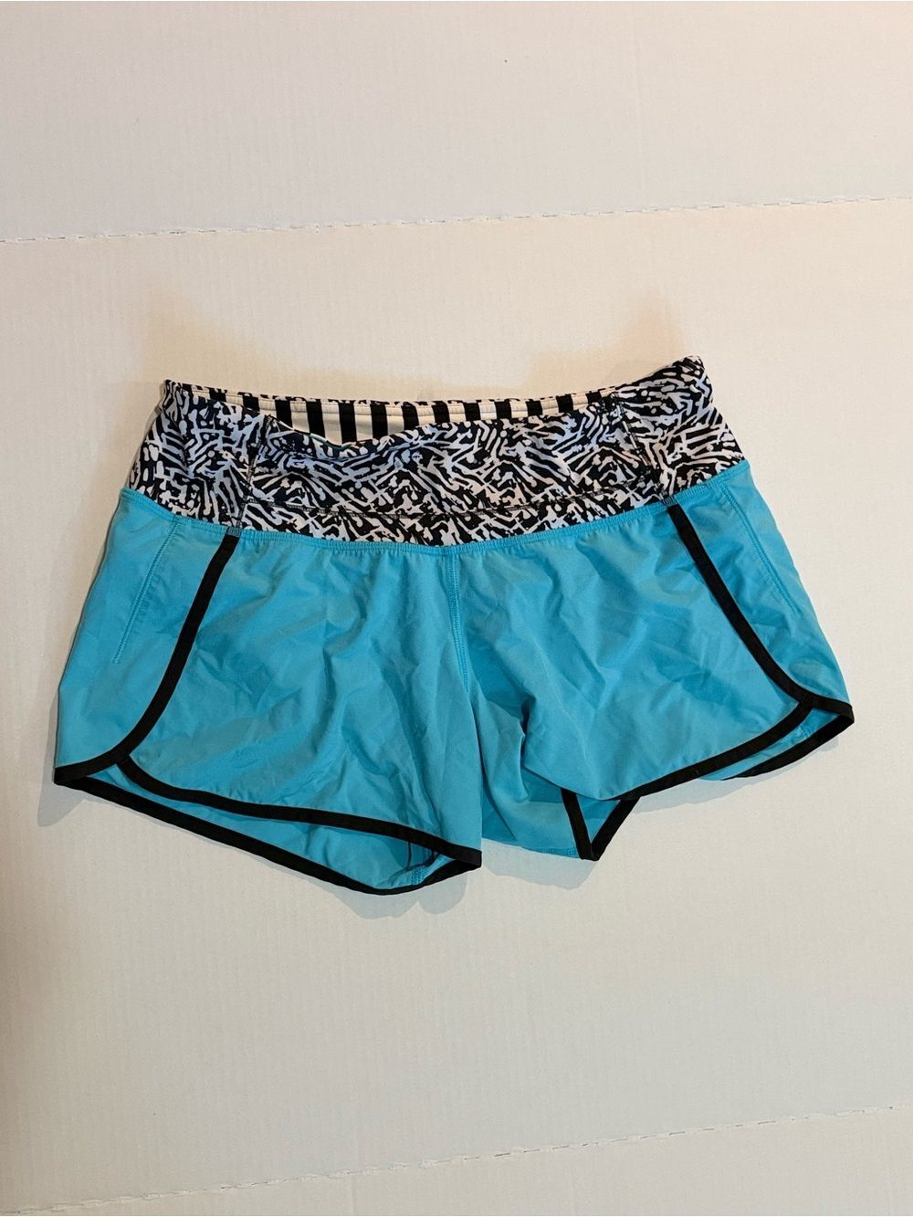 Lululemon Speed Short Size 6 Blue Black White Abstract Stripe Running Lined 🩵